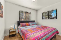 Route 66 Bodacious Bungalow w/AC, Fully Fenced Yard, W/D, 4 Smart TVs Downtown