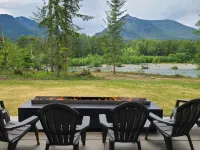 Brand New Luxury Cabin on 5 acres with Hot Tub and Game Room. Cozy and Clean.