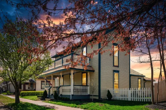 Timeless on Tenth - Historic Downtown Noblesville Hotels in Noblesville