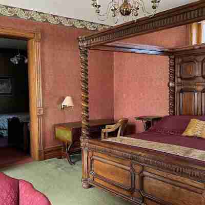 Now available for 1-Day Holiday Events! Message for more information 🏰🌲🥂 Rooms