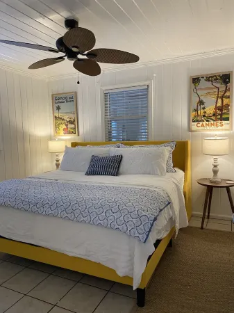 Charming family-friendly cottage near the beach, large lot with beautiful oaks