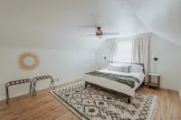 Wine Country Getaway Chalet  Pet Friendly