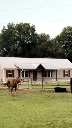 Peaceful Farmhouse on Horse Farm - 20 miles from the Beach !