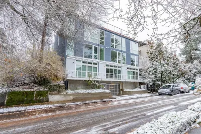 Modern Cap Hill Townhouse w/ Rooftop Deck Hotels in Capitol Hill
