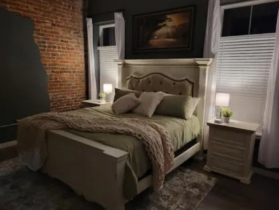 Downtown Mena apartment with hot tub and open concept