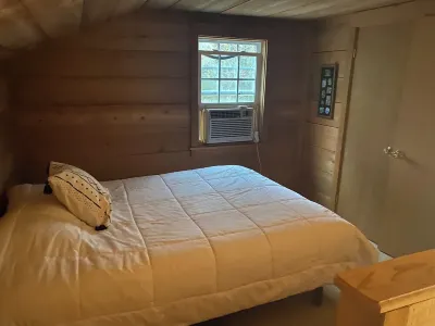Waterfront Cabin off I-95 in Lumberton with WiFi, Foosball, Kayaks, Pet-friendly