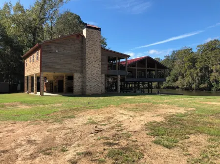 House/Boat house on the river!  Boat lift and boat ramp, sun deck, ice machine