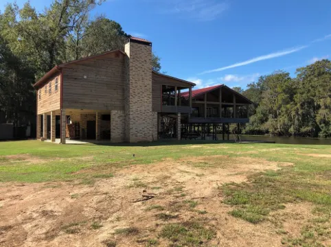 House/Boat house on the river!  Boat lift and boat ramp, sun deck, ice machine
