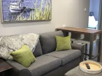 Gorgeous new, 1 bd luxury apt, offering stunning views of the mountains and bay 수어드 호텔