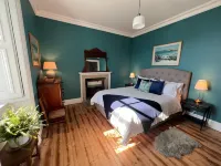 Adventure awaits you on your very own private island off Skye! Alan Campbell Gallery附近的飯店