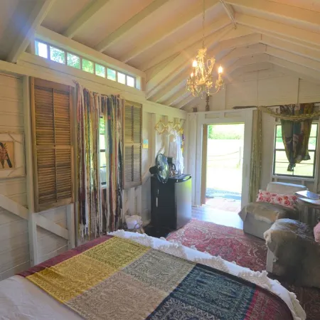 The Wren's Nest at Scottland Yard Farm, a Romantic Cabin