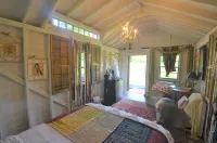 The Wren's Nest at Scottland Yard Farm, a Romantic Cabin
