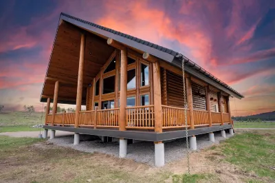 35 Minutes from Yellowstone Lux Log Home with Hot Tub, Pool Table, and Firepit.