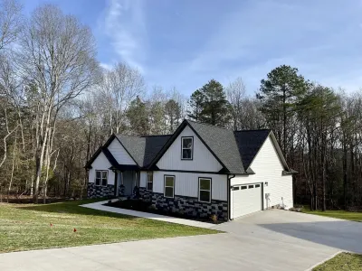 Modern Cozy Home located between Greenville & Spartanburg BMW Zentrum附近的飯店