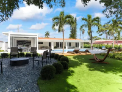 Luxurious Stay w/ Courts, BBQ, Fire Pit & H. Pool