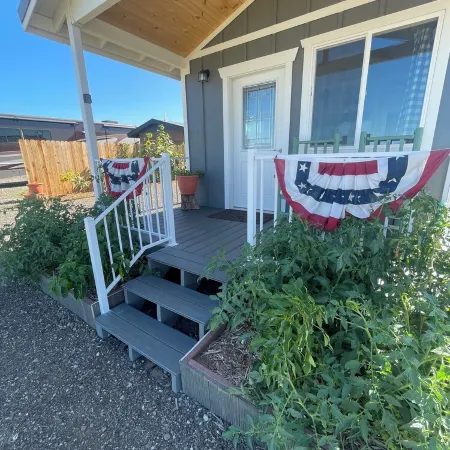 Adorable Tiny house on small farm, fresh eggs and seasonal produce daily .