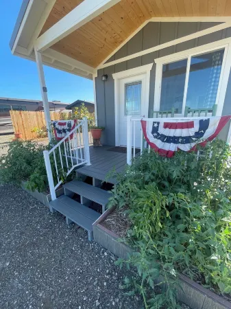 Adorable Tiny house on small farm, fresh eggs and seasonal produce daily .