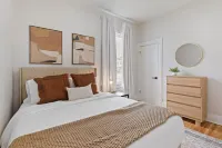 Modern Comfort Walk to Zoo & Lauritzen Gardens, King Bed, Sauna, Kids wagon