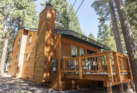 Relaxing Carnelian Bay Retreat - within walking distance to lake Отели в г. Carnelian Bay