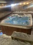 "Prime Location Stylish 1Bedroom  with Hot Tub Access, across street from Legion