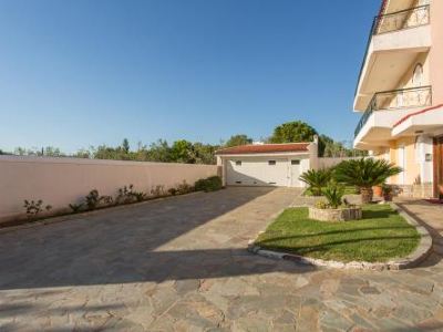 Marathon Beachside Villa 100m from the Beach