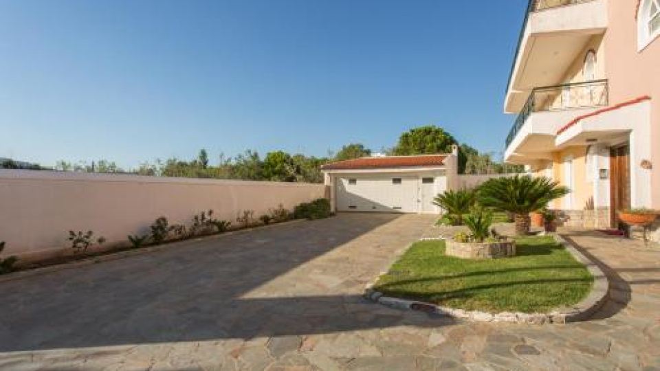 Marathon Beachside Villa 100m from the Beach