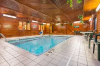 Days Inn by Wyndham Topeka - Pools