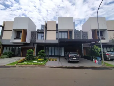 Rumah 300 m² dengan 4 kamar tidur dan 7 kamar mandi pribadi di Cikupa Hotel dekat Masjid Jami At Taqwa, Kp Pasar Rebo Wanakerta Sindang Jaya