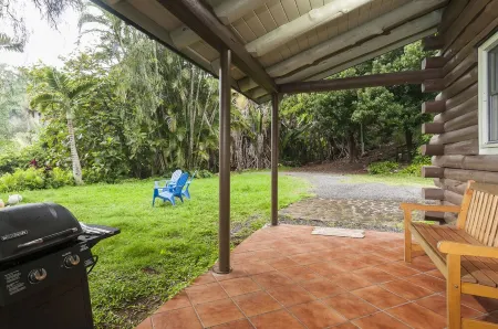 PERMITTED Charming LOG HOUSE in REAL Upcountry Maui. Magical and Peaceful!