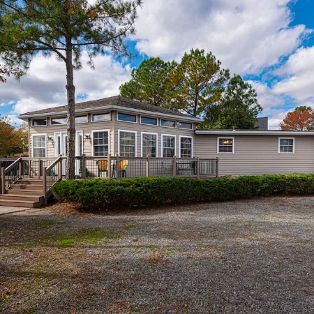 Waterfront- Pet OK- Pools-Sleeps 8-Self Check-in Beach Club Parking Included.