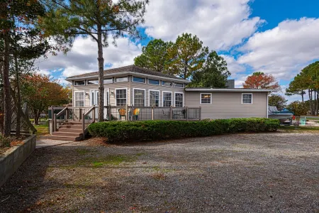 Coastal Waterfront Getaway- Pet Friendly - Pools- Golf-Sleeps 8- Self Check-in !