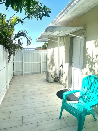 Adorable 1 bedroom studio in perfect location Отели рядом с достопримечательностью «Маунтс Ботаникал Гарден»