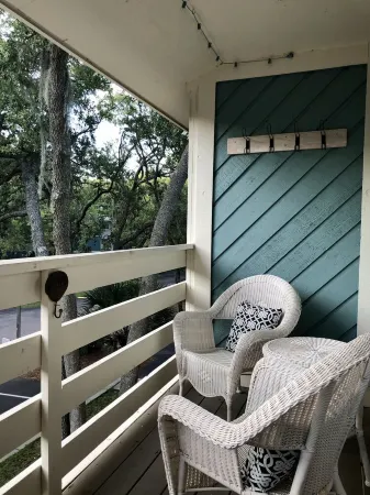 FULLY RENOVATED, 5-MINUTE WALK TO BEACH - 2 POOLS - 4 Pickleball +Tennis Courts