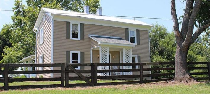 Historic Riverhouse w/ riverview!  Privacy and seclusion! Steps away from River! Ξενοδοχεία στην πόλη Page County