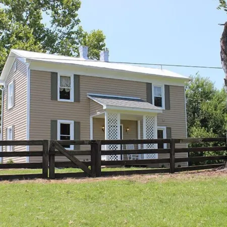 Historic Riverhouse w/ riverview!  Privacy and seclusion! Steps away from River!