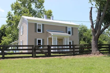 Historic Riverhouse w/ riverview!  Privacy and seclusion! Steps away from River!