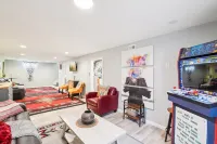 Vibrant  Pet and Family friendly fully fenced yard great location