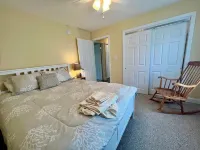 Moody Maine Beautiful 3 Bedroom Home Walk to Beach  Restaurants & Trolley Line