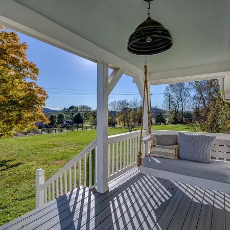 Cozy Cottage located in Franklin, TN on a 6 Acre Mini Farm