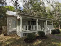 Marsh-view Cottage in the Woods: surrounded by majestic oaks, birdsong & marsh! Hotels near Lowcountry Museum