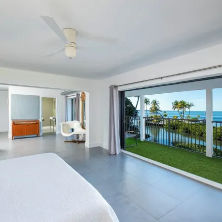 Iconic Ted Williams Estate. Bayfront, Heated Infinity Pool & Hot Tub, Dockage.