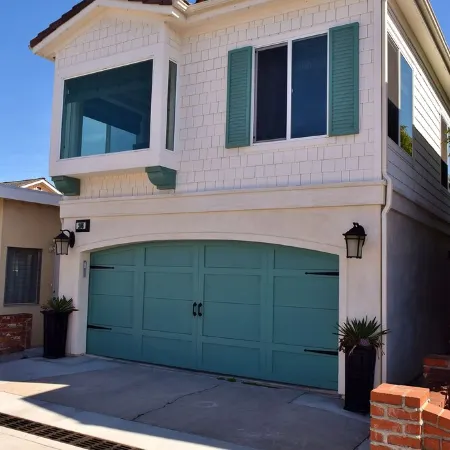 Super Nice Beach Place -Large Private Deck- Garage Parking-1 block to beach