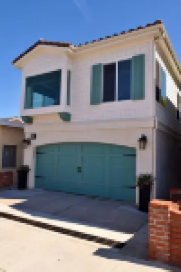 Super Nice Beach Place -Large Private Deck- Garage Parking-1 block to beach