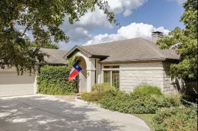 Dripping Springs Dream House with pool, views, and privacy - sleeps 8!