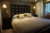 Luxury Redwoods Estate Compound w/ Hot Tub and Fire Pit