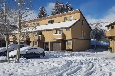 June Lake Home with a view - 2bd / 2ba + loft Hotel dekat Gold Rush