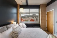 Amazing Downtown Loft, Sunsets, Dogs, Views