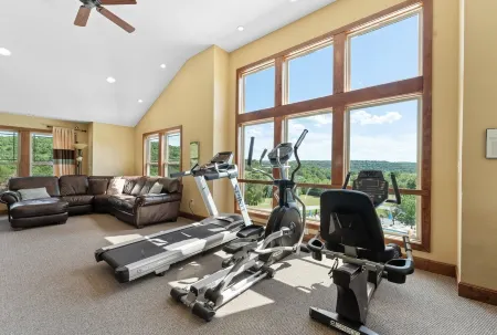 Gray Wolf Lodge-Private Saltwater Pool, Hot Tub