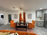 Modern Spacious 4-bedroom house in charming Kenner with WiFi and AC 케너 호텔