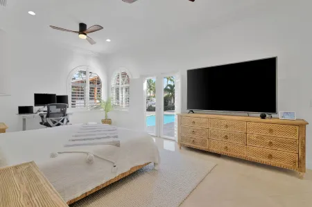 Luxury Waterfront house/ Heated pool in paradise